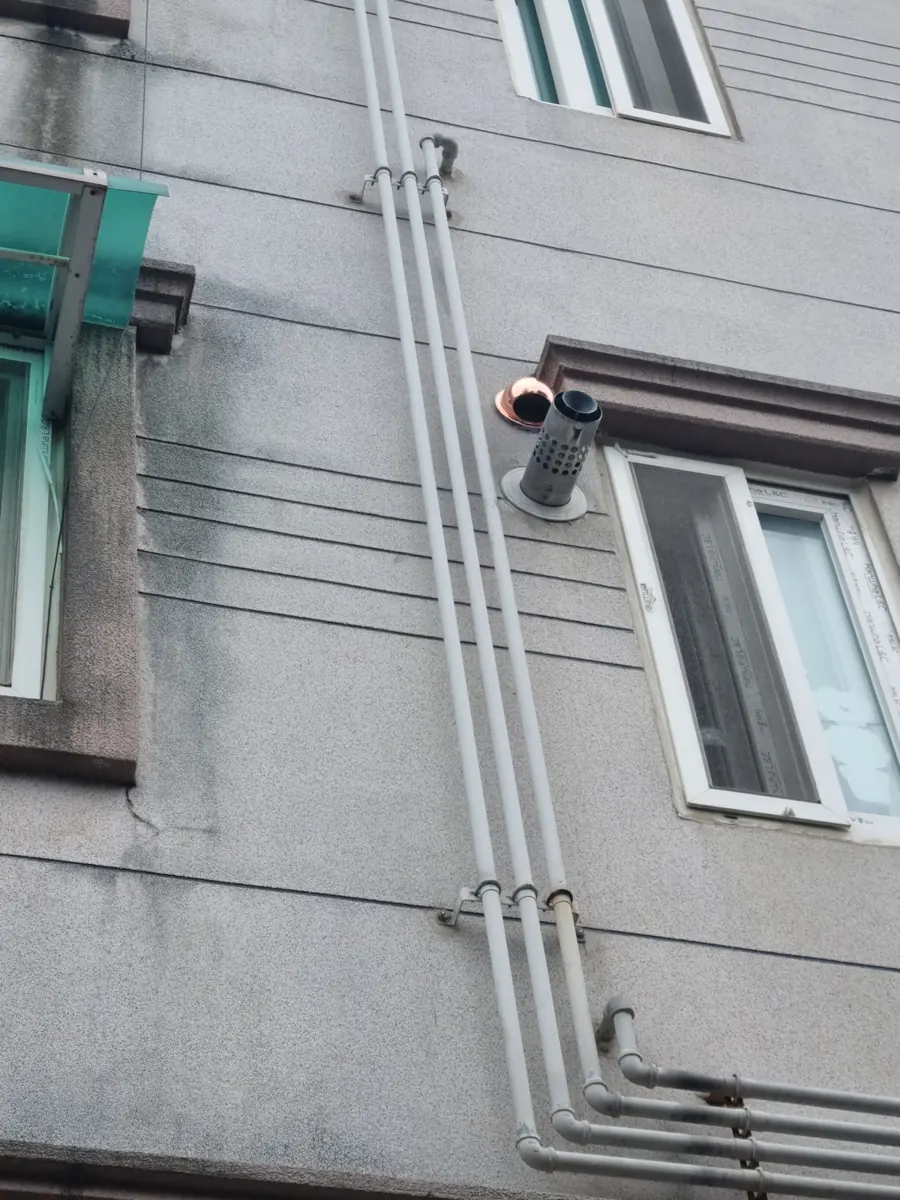광명 빌라 주방후드배관 외벽 배기구 - 바깥쪽으로 나간 배관